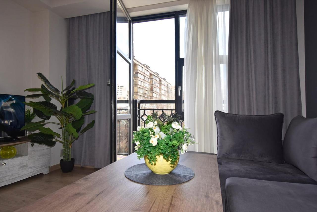 Home4You City Center Apartments 예레반 외부 사진
