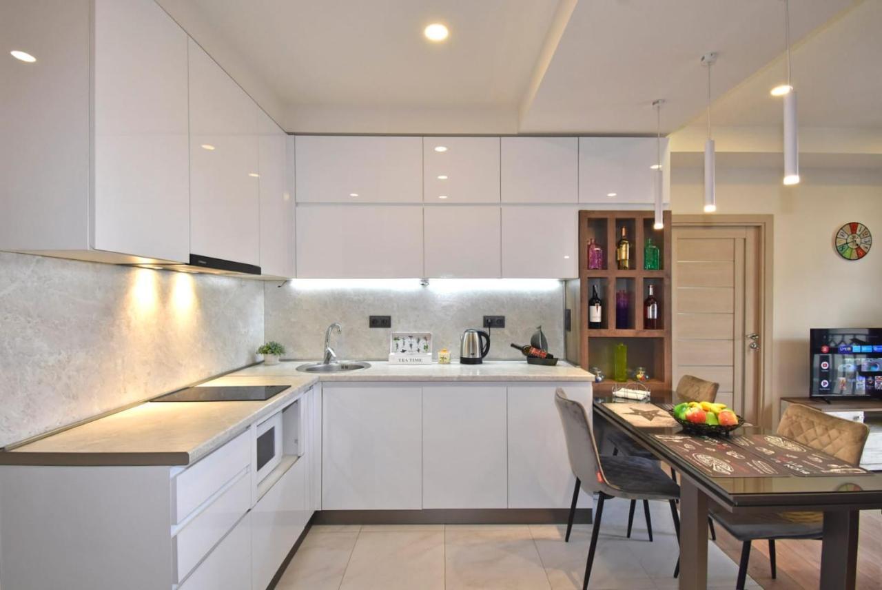 Home4You City Center Apartments 예레반 외부 사진